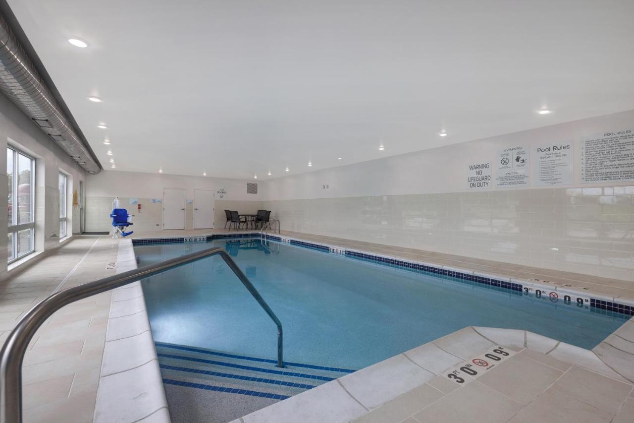 Holiday Inn Express & Suites - Brighton South - Us 23 By Ihg Exteriör bild